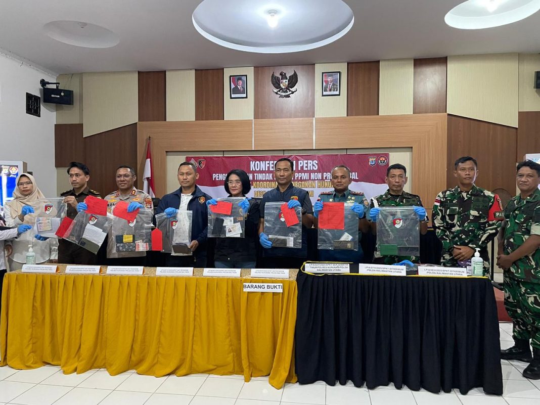 Tim Satgas TPPO yang terdiri dari Bareskrim Polri, Kejaksaan, Imigrasi, BP3MI, dan TNI menunjukkan barang bukti berupa paspor, tiket kapal, dan dokumen lainnya dalam konferensi pers pengungkapan sembilan kasus tindak pidana perdagangan orang (TPPO) di Kalimantan Utara, yang berhasil menyelamatkan 82 calon PMI dari pengiriman ilegal ke Malaysia.