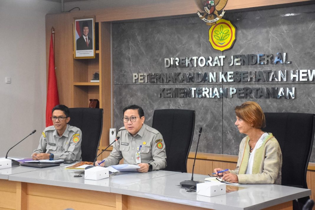 Direktur Jenderal Peternakan dan Kesehatan Hewan Kementerian Pertanian, Agung Suganda (tengah), didampingi jajarannya dan konsultan WOAH, Susanne Münstermann (kanan), dalam rapat Satgas Penyelenggaraan EDFZ membahas upaya pengakuan status bebas African Horse Sickness (AHS), di Jakarta, Senin (5/5/2025).