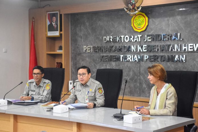 Rapat Satgas Penyelenggaraan EDFZ Direktur Jenderal Peternakan dan Kesehatan Hewan Kementerian Pertanian, Agung Suganda (tengah), didampingi jajarannya dan konsultan WOAH, Susanne Münstermann (kanan), dalam rapat Satgas Penyelenggaraan EDFZ membahas upaya pengakuan status bebas African Horse Sickness (AHS), di Jakarta, Senin (5/5/2025).