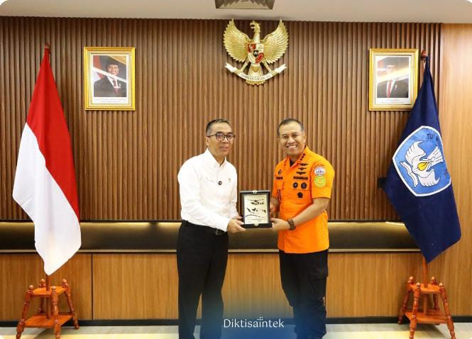 Menteri Pendidikan Tinggi, Sains, dan Teknologi Brian Yuliarto (kiri) dan Kepala Basarnas Mohammad Syafii (kanan) bertukar cenderamata usai menandatangani nota kesepahaman di kantor Kemdiktisaintek, Jakarta, Rabu (7/5/2025). (Dok/Diktisaintek)