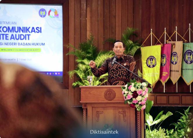 Wakil Menteri Pendidikan Tinggi, Sains, dan Teknologi (Wamendiktisaintek) Fauzan membuka Forum Komunikasi Komite Audit PTN-BH 2025 di Auditorium Universitas Negeri Yogyakarta (UNY), Kamis (8/5/2025). (Dok/Diktisaintek)