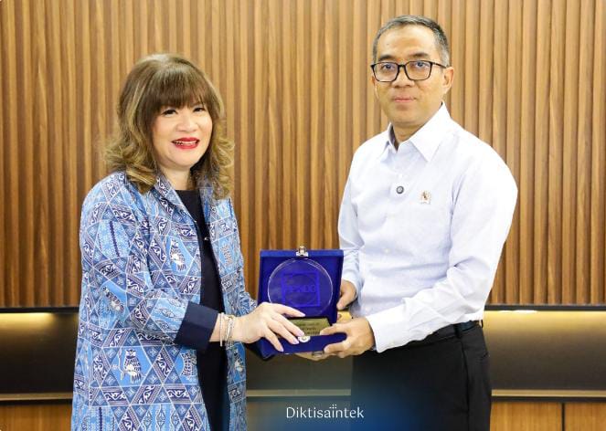 Menteri Pendidikan Tinggi, Sains, dan Teknologi Brian Yuliarto (kanan) menyerahkan cenderamata kepada Ketua Apindo, Shinta W Kamdani (kiri), dalam rangka penguatan sinergi industri dan pendidikan tinggi untuk mempercepat komersialisasi hasil riset dan inovasi, Kamis (8/5/2025). (Dok/Diktisaintek)