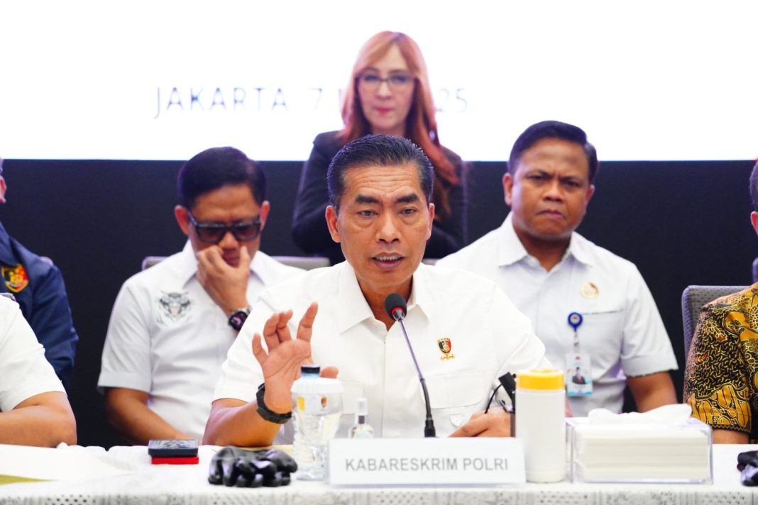 Komjen Pol Wahyu Widada, Kepala Bareskrim Polri, memberikan keterangan pers terkait penangkapan dua tersangka kasus pencucian uang hasil judi online senilai Rp530 M, di Gedung Bareskrim Mabes Polri, Jakarta, Rabu (7/5/2025).