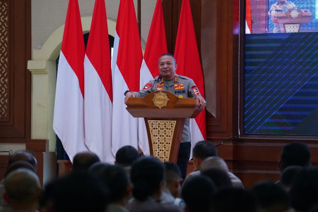 Irjen Pol Ramdani Hidayat, Wakil Komandan Korps Brimob Polri, memberikan arahan dalam kegiatan Commander Wish di Gedung Gineung Pratidina, Mako Korbrimob Polri, Kelapadua, Cimanggis, Kota Depok.