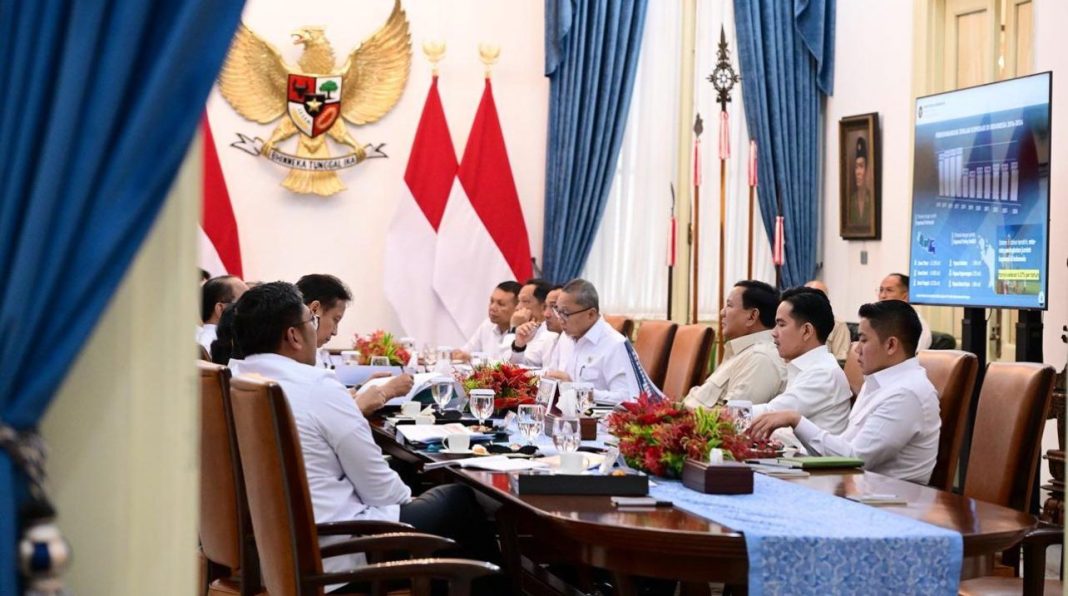 Presiden Prabowo Subianto memimpin rapat terbatas terkait percepatan pembentukan Koperasi Merah Putih di Istana Merdeka, Jakarta, Kamis (8/5/2025).