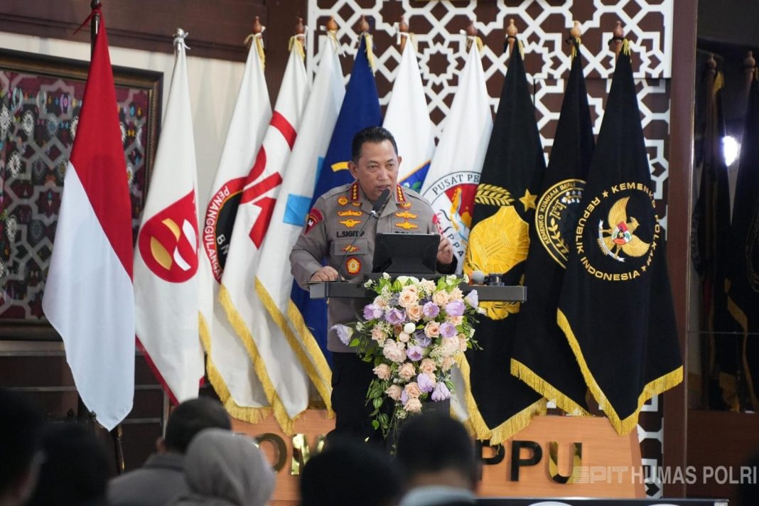 Kapolri Jenderal Pol Listyo Sigit Prabowo menyampaikan sambutan dalam acara Program Mentoring Berbasis Risiko (Promensisko) terkait Tindak Pidana Pencucian Uang dan Pendanaan Terorisme dari kejahatan siber, di Auditorium Yunus Husein, Gedung PPATK, Jakarta Pusat, Kamis (8/5/2025).