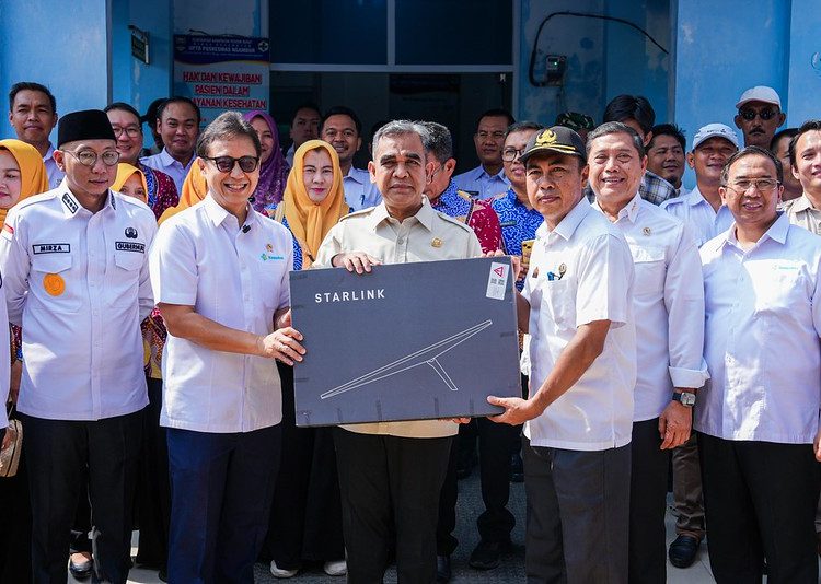 Menteri Kesehatan RI Budi Gunadi Sadikin (kedua dari kiri) bersama Gubernur Lampung Rahmat Mirzani Djausal dan sejumlah pejabat menyerahkan perangkat internet satelit Starlink untuk mendukung layanan kesehatan di Puskesmas Ngambur, Kabupaten Pesisir Barat, Lampung, Rabu (7/5/2025).