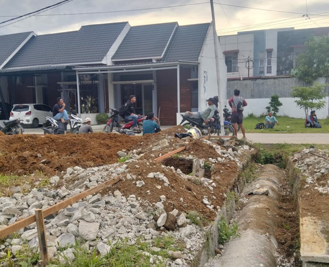 Pekerja proyek tampak beristirahat di sekitar lokasi pembangunan di Jalan Bunga Rinte No 20, Kecamatan Medan Tuntungan.