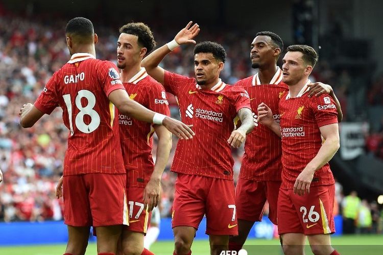 Penyerang Liverpool Cody Gakpo merayakan gol pembuka bersama rekan setimnya pada pertandingan Liga Inggris antara Liverpool dan Arsenal di Anfield di Liverpool, Inggris barat laut pada 11 Mei 2025.