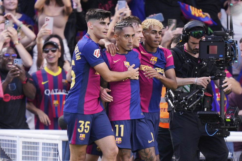 Skuad Barcelona merayakan gol Raphinha ke gawang Real Madrid, Minggu (11/5/2025) malam WIB.