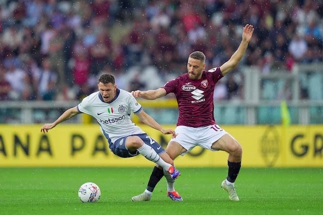 Duel Nikola Vlasic dan Kristjan Asllani dalam laga Serie A antara Torino vs Inter Milan, Minggu (11/5/2025).
