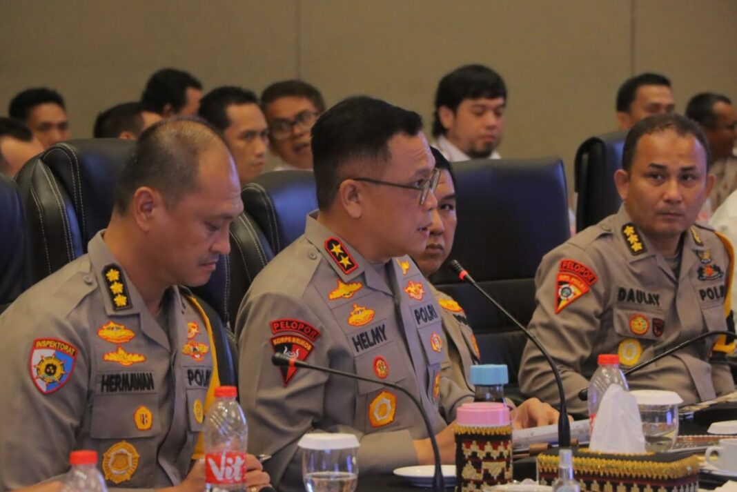 Kapolda Lampung, Irjen Pol Helmy Santika (tengah) bersama jajaran pejabat utama Polda Lampung saat menghadiri rapat evaluasi kinerja di Mapolda Lampung, Jumat (9/5/2025).