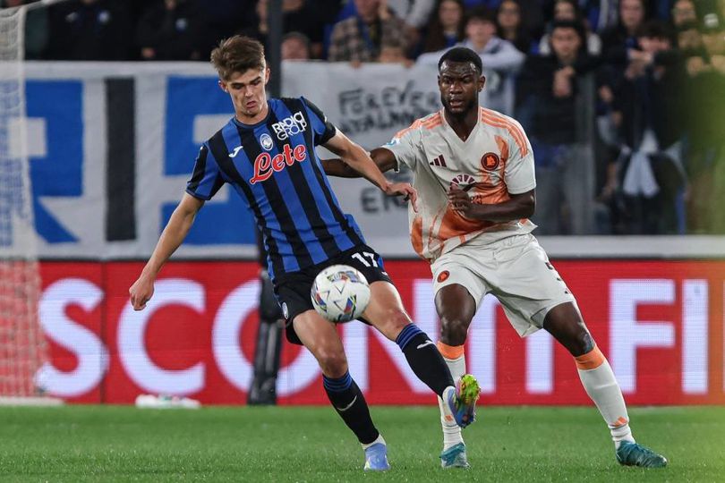 Charles De Ketelaere dan Evan Ndicka berebut bola dalam laga Atalanta vs AS Roma di Serie A 2024/2025, Selasa (13/5/2025) dini hari WIB.