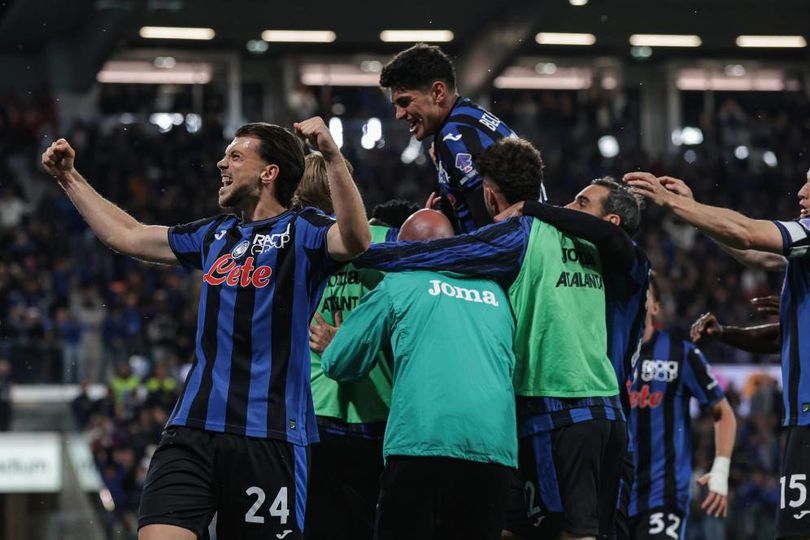 Lazar Samardzic (kiri) merayakan gol kedua Atalanta bersama rekan-rekannya dalam laga Serie A 2024/2025 kontra AS Roma, Selasa (13/5/2025) dini hari WIB.