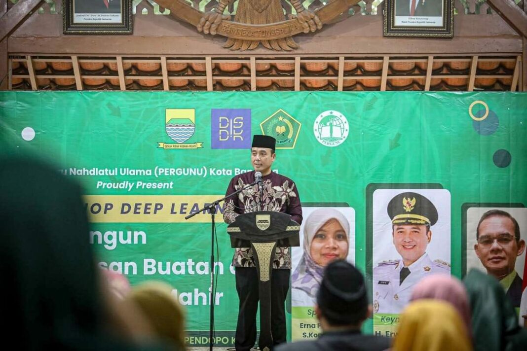 Wakil Wali Kota Bandung, Erwin, memberikan sambutan dalam Workshop Deep Learning yang digelar oleh Pergunu Kota Bandung di Pendopo Kota Bandung, Sabtu (10/5/2025).