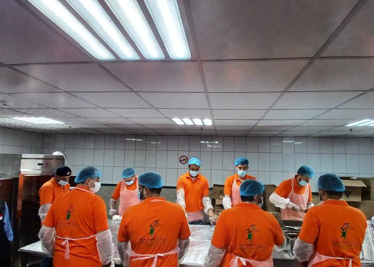 Petugas Tim Sanitasi dan Pengamanan Pangan KKHI Madinah melakukan inspeksi higienitas dapur katering jemaah haji Indonesia, Minggu (11/5/2025).