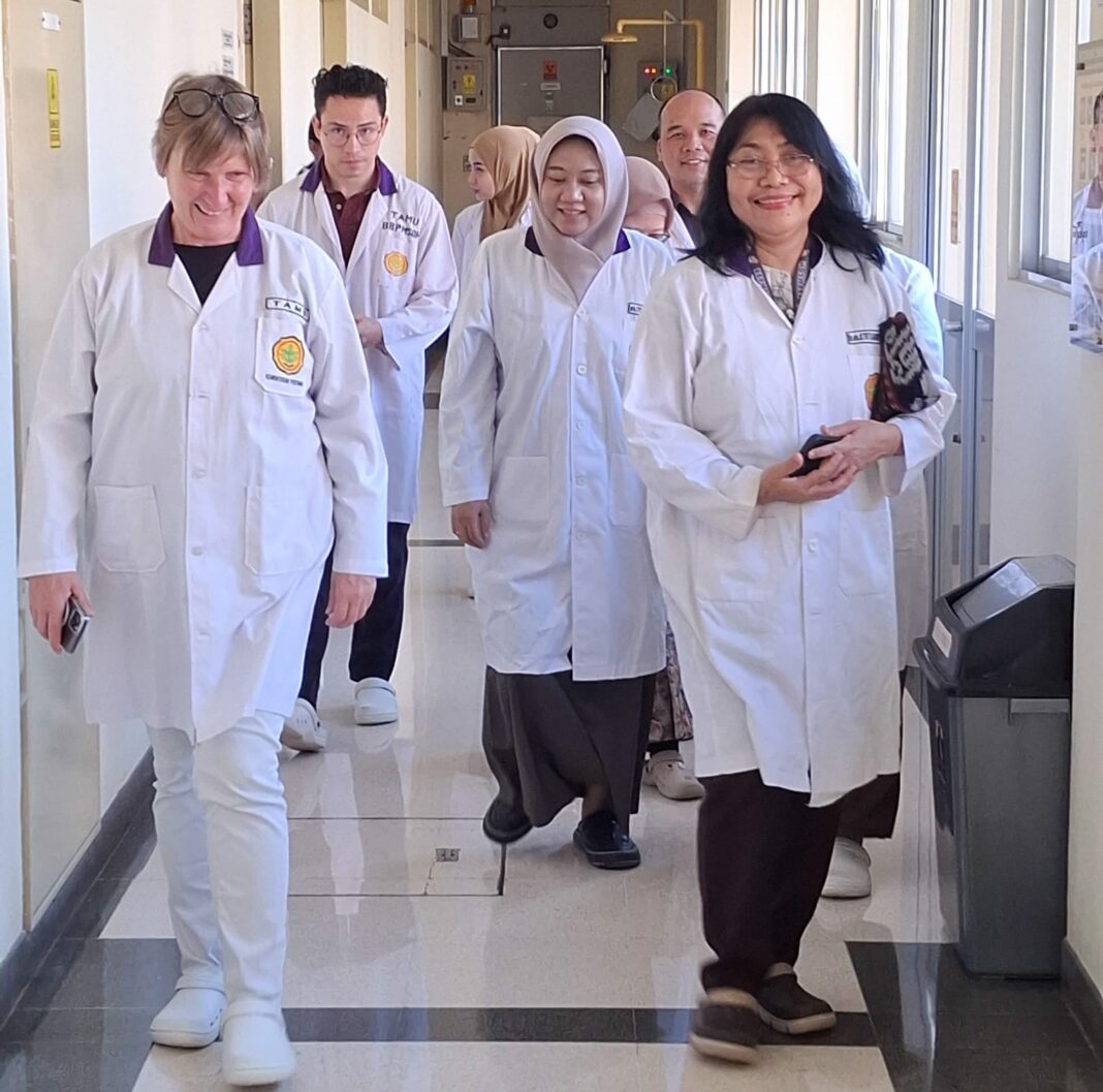 Delegasi Evaluation Development KfW Jerman bersama tim BBPMSOH meninjau fasilitas laboratorium BSL-3 dalam rangka evaluasi kerja sama pengendalian Avian Influenza.
