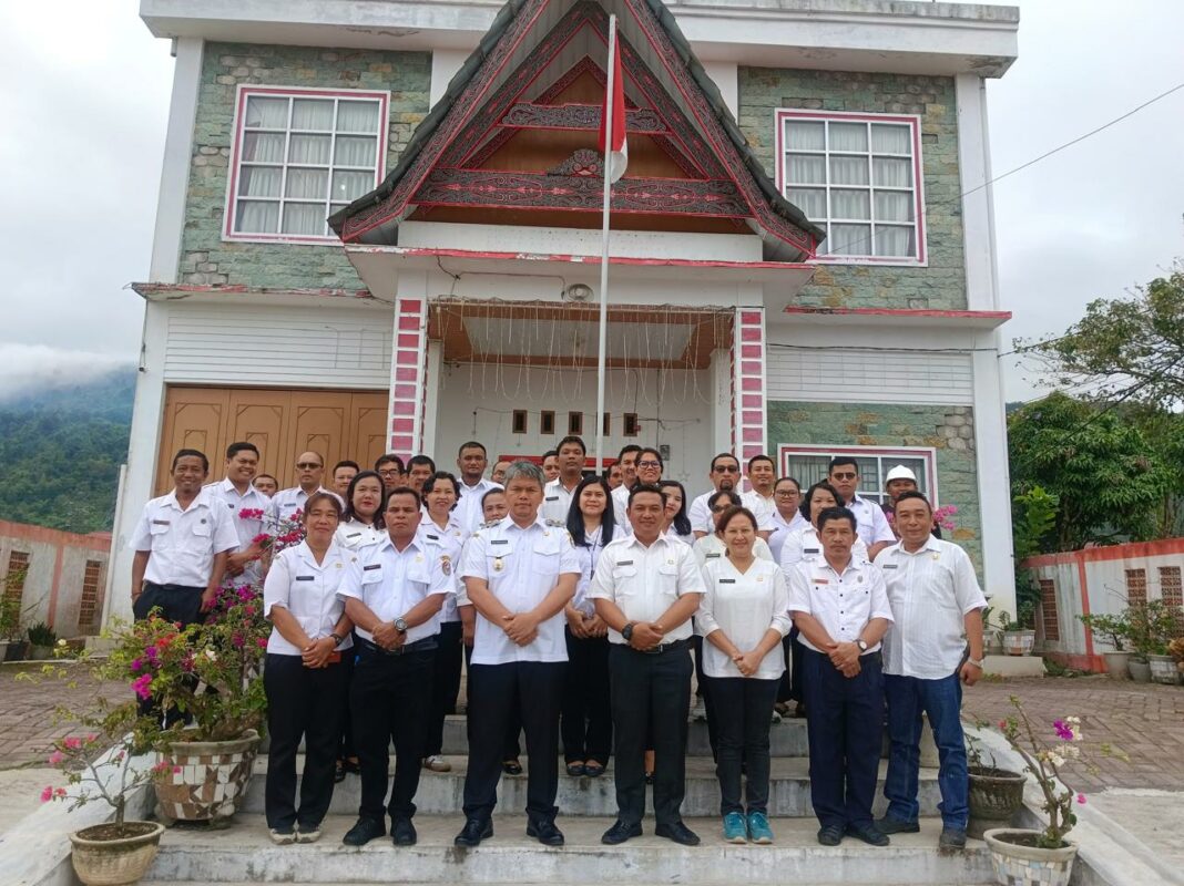 Seusai apel pagi, Wakil Bupati Taput Deni Parlindungan Lumbantoruan foto bersama dengan Kadis Perkim Budiman Gultom, Sekretaris Nokman Simanungkalit beserta staf, Rabu (14/5/2025).