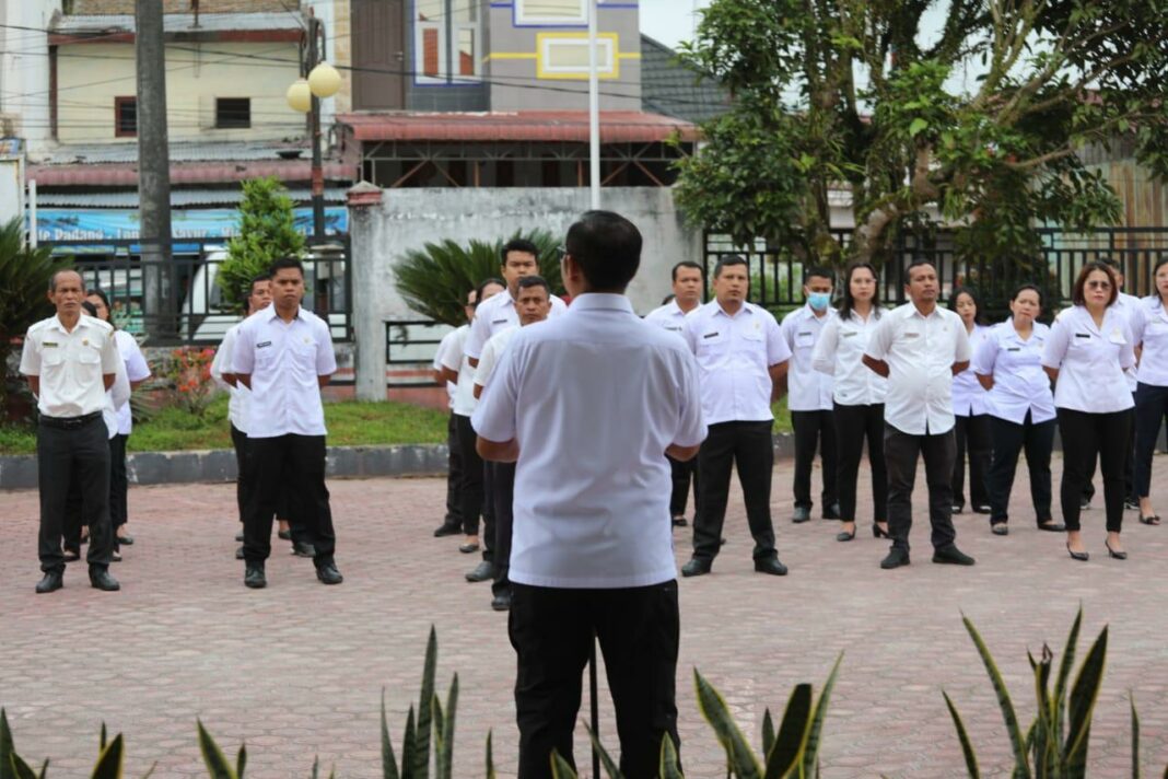 Bupati Taput JTP Hutabarat saat memimpin apel pagi di lingkungan Dinas Pendidikan dan Kebudayaan, Rabu (14/5/2025).