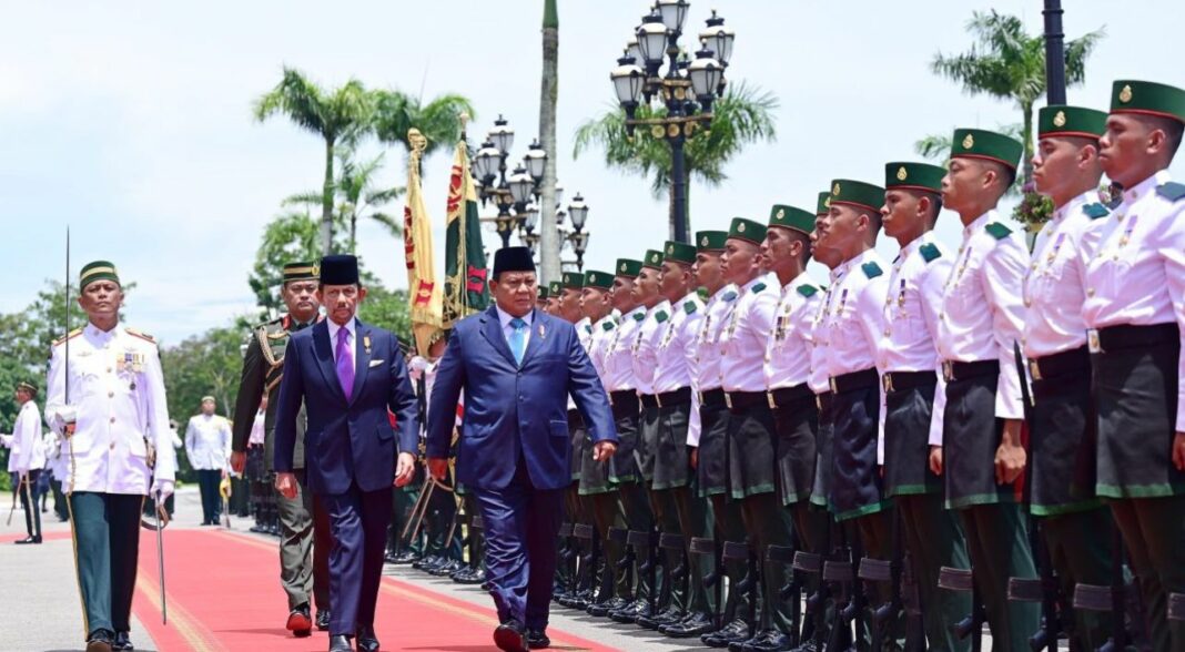 Presiden Republik Indonesia, Prabowo Subianto, menerima sambutan kenegaraan penuh kehormatan dari Yang Mulia Sultan Haji Hassanal Bolkiah Mu’izzaddin Waddaulah saat tiba di Istana Nurul Iman, Bandar Seri Begawan, Brunei Darussalam, pada Rabu (14/5/2025).