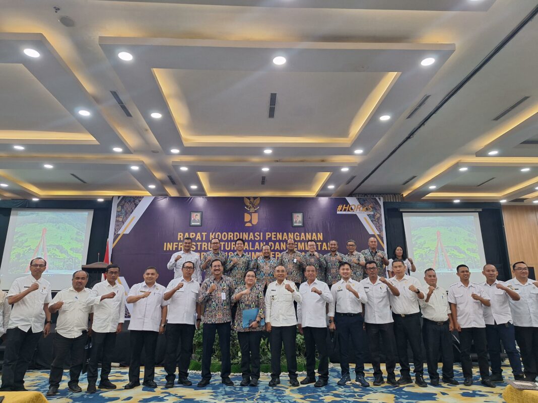 Seusai Rakor, Bupati Taput JTP Hutabarat dan Kadis PUTR Dalan Simanjuntak berfoto dengan para peserta Rakor di Medan, Rabu (14/5/2025).
