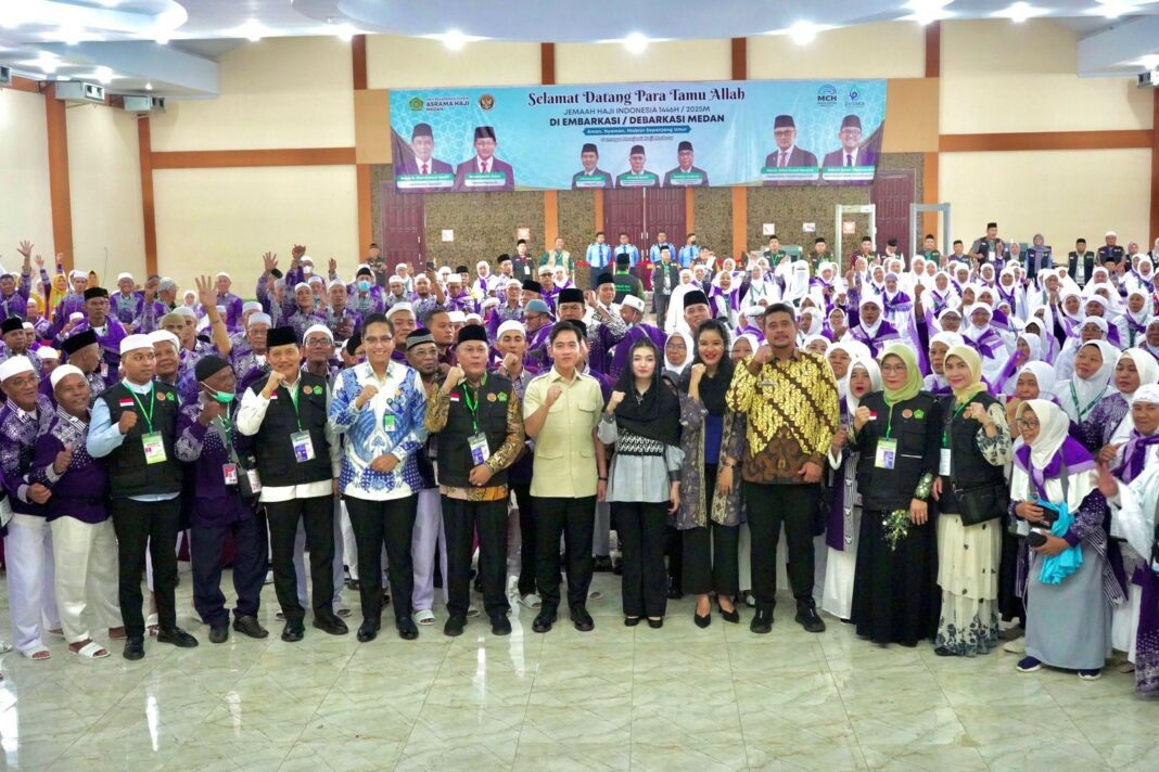 Wakil Presiden RI Gibran Rakabuming Raka menemui dan menyapa langsung calon jemaah haji Kloter 12 di Aula 1 Madinatul Hujjaj Asrama Haji Medan, Kamis (15/5/2025). (Dok/Humas)