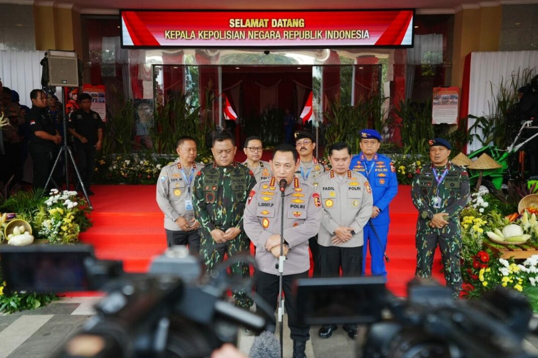 Kapolri Jenderal Polisi Listyo Sigit Prabowo saat memberikan arahan pada Rapat Kerja Teknis (Rakernis) Baharkam dan Korbrimob Polri di Gedung Auditorium PTIK, Jakarta Selatan, Kamis (15/5/2025).