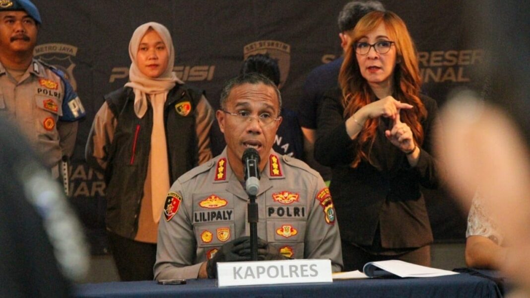 Kapolres Metro Jakarta Timur, Kombes Pol Nicolas Ary Lilipaly, memberikan keterangan pers terkait penangkapan enam juru parkir yang melakukan pungli di Pasar Induk Kramat Jati.
