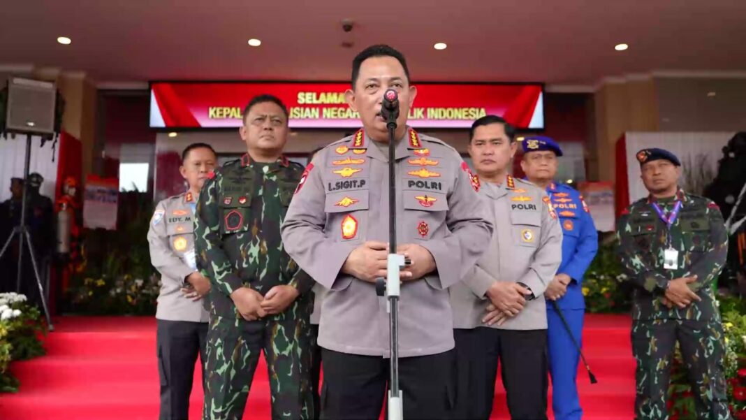 Kapolri Jenderal Polisi Listyo Sigit Prabowo bersama jajaran pimpinan TNI-Polri saat menyampaikan komitmen pemberantasan premanisme, Kamis (15/5/2025).