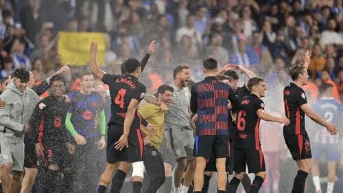 Para pemain Barcelona merayakan kemenangan setelah memenangkan pertandingan sepak bola liga Spanyol antara RCD Espanyol dan FC Barcelona di Stadion RCDE di Cornella de Llobregat, Jumat (16/5/2025).