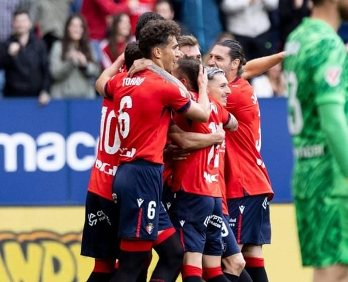 Para pemain Osasuna melakukan selebrasi usai mencetak gol ke gawang Atletico Madrid di laga La Liga.