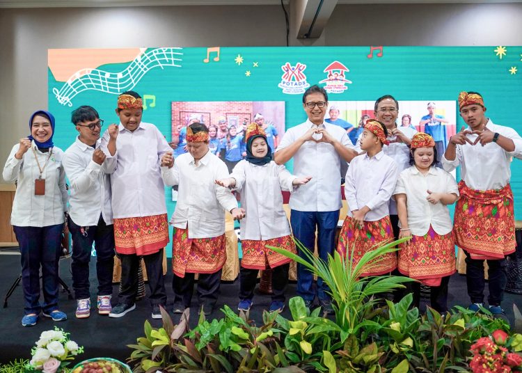Menteri Kesehatan Budi Gunadi Sadikin bersama anak-anak dengan Down Syndrome dalam peringatan Hari Down Syndrome Sedunia di RSAB Harapan Kita, Jakarta, Kamis (15/5/2025).
