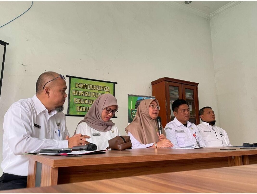 Direktur RSU Haji Medan Sri Suriani Purnamawati didampingi jajaran pimpinan rumah sakit dalam acara pemaparan program peningkatan kapasitas tenaga kesehatan dan riset, Rabu (14/5/2025).