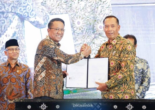 Wamendiktisaintek Fauzan (kanan) dan Menkum Supratman Andi Atgas (kiri) berjabat tangan usai menandatangani Nota Kesepahaman (NK) antara Kemdiktisaintek dan Kemenkum, Gedung Kemenkum, Rabu (14/5/2025). (Dok/Diktisaintek)