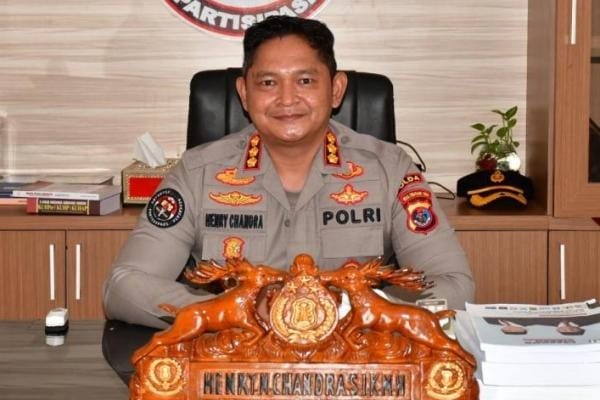 Kombes Pol Henry Novika Chandra, Kepala Bidang Humas Polda NTT, dalam konferensi pers mengenai Operasi Premanisme di Kupang, Rabu (14/5/2025).