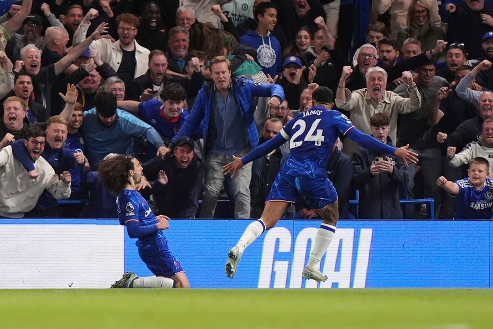 Selebrasi Marc Cucurella dalam laga Premier League antara Chelsea vs Manchester United, Sabtu (17/5/2025).