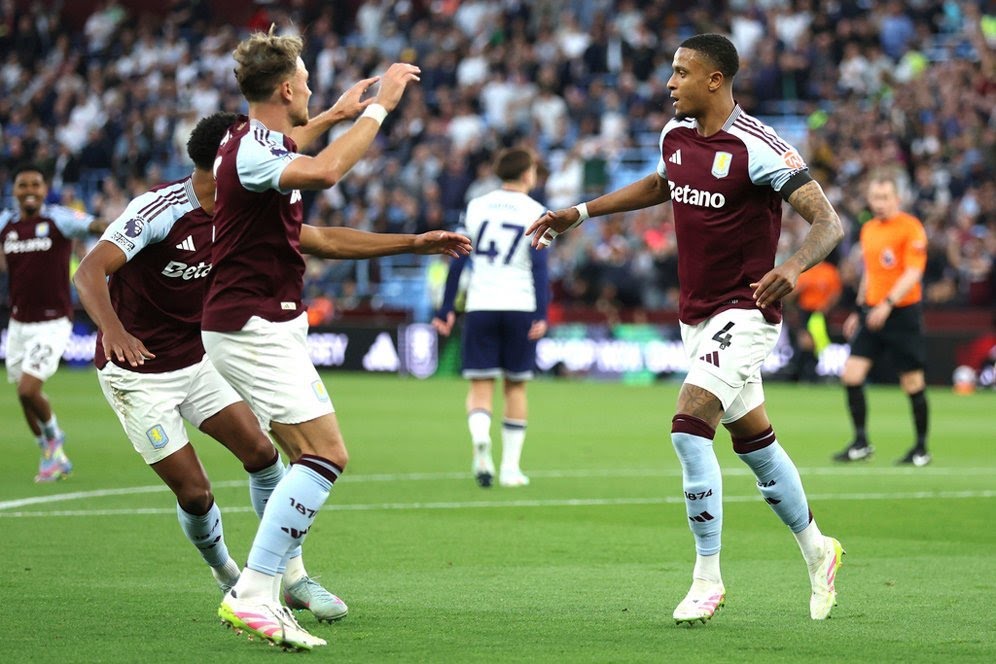 Selebrasi Ezri Konsa dalam laga Premier League antara Aston Villa vs Tottenham, Sabtu (17/5/2025).