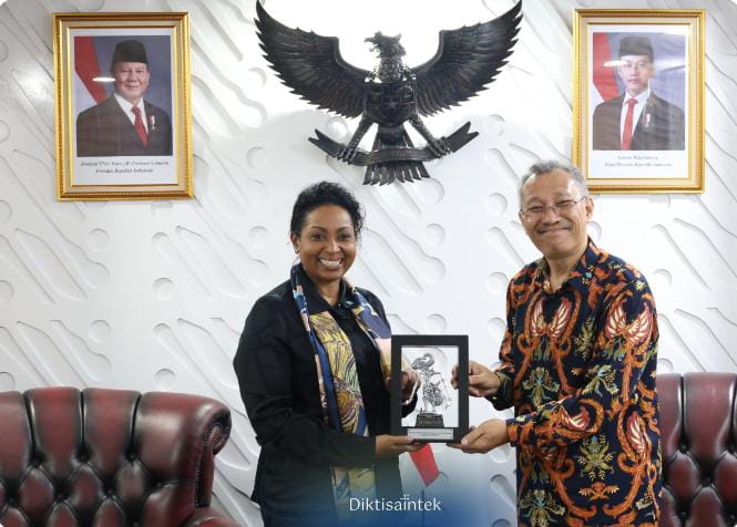 Sekretaris Jenderal Kementerian Pendidikan Tinggi, Sains, dan Teknologi, Togar Mangihut Simatupang, menerima cendera mata dari Wakil Tetap Saint Lucia untuk PBB sekaligus Duta Besar Saint Lucia untuk Indonesia, H E Menissa Rambally, Kamis (15/4/2025). (Dok/Diktisaintek)