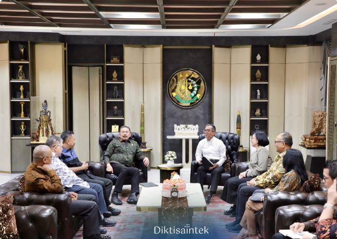 Menteri Pendidikan Tinggi, Sains, dan Teknologi, Brian Yuliarto, bersama Jaksa Agung, Sanitiar Burhanuddin, dalam pertemuan untuk memperkuat sinergi hukum demi memastikan akuntabilitas program pendidikan tinggi dan riset di Indonesia, bertempat di kantor Kejaksaan Agung, Jakarta, Jumat (16/5/2025). (Dok/Diktisaintek)
