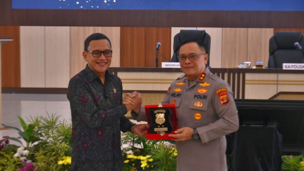 Kapolda Lampung Irjen Pol Helmy Santika menerima plakat penghargaan dari Menteri P2MI Abdul Kadir dalam acara deklarasi anti-TPPO di Lampung, Jumat (16/5/2025).