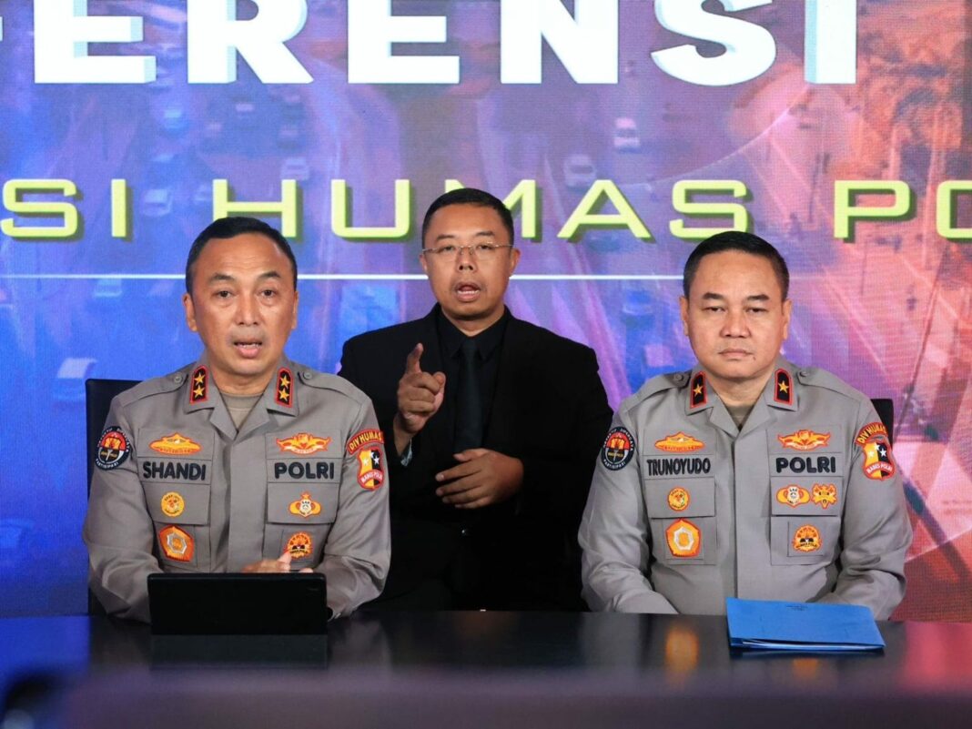 Kepala Divisi Humas Polri Irjen Pol Sandi Nugroho bersama Karopenmas Divhumas Polri Brigjen Pol Trunoyudo Wisnu Andiko saat konferensi pers terkait layanan pengaduan 24 jam untuk memberantas premanisme.