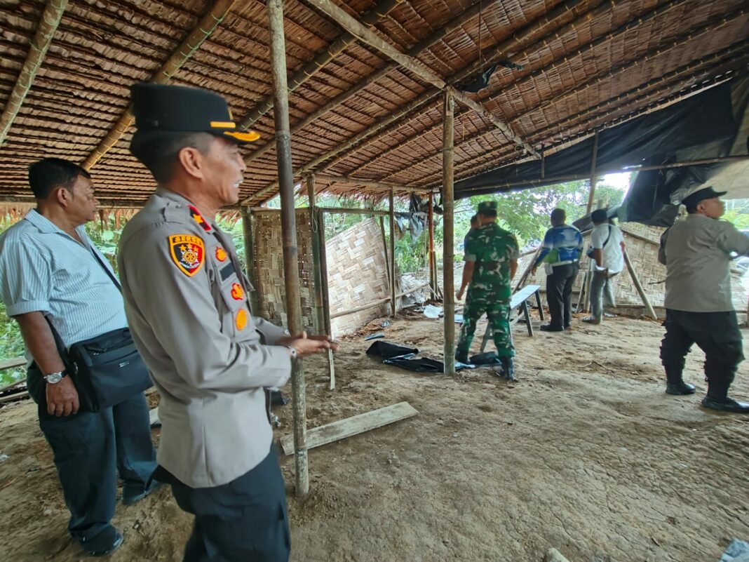 Memberantas praktik perjudian dan peredaran narkoba, Polsek Pancurbatu bersama Koramil 03 Sibolangit dan aparatur Kecamatan Sibolangit melaksanakan razia gabungan di Desa Bandar Baru, Kecamatan Sibolangit, Kabupaten Deliserdang, Sabtu (17/5/2025). (Dok/Polsek Pancurbatu)