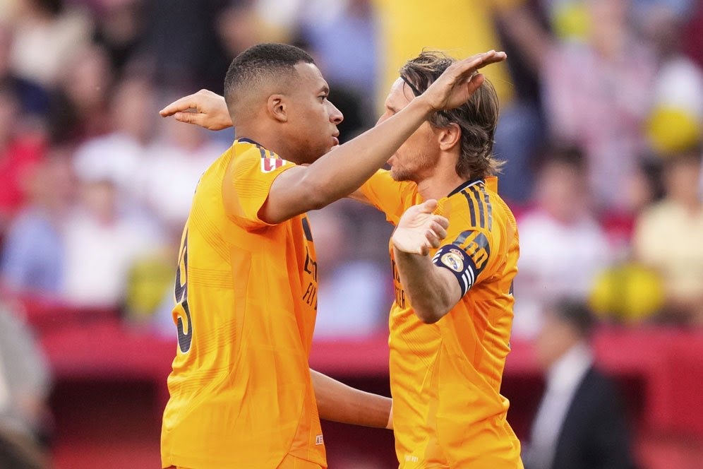 Kylian Mbappe merayakan golnya ke gawang Sevilla bersama Luka Modric.