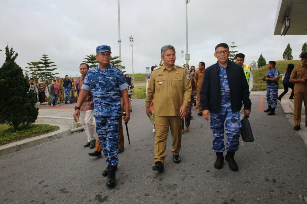 Setibanya di bandara Silangit, Marsekal Pertama Agus Priyanto dan rombongan disambut Wakil Bupati Taput Deni Parlindungan Lumbantoruan.