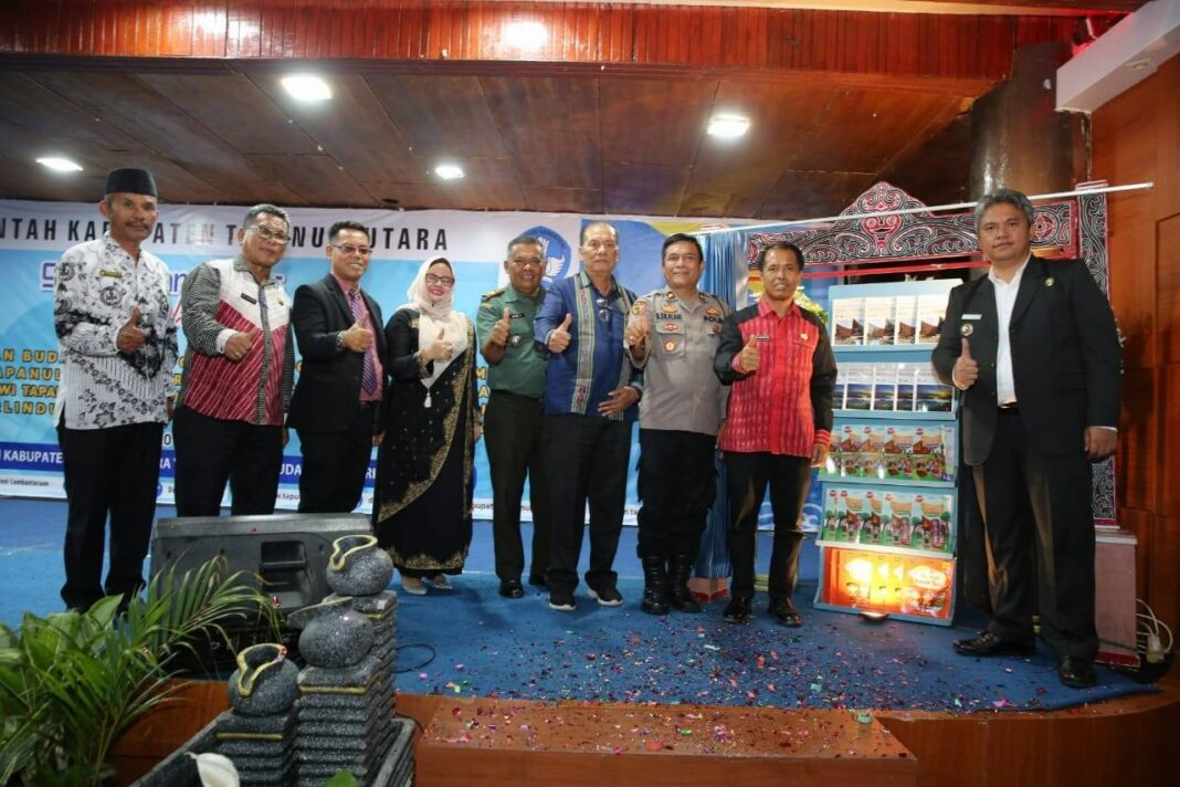 Disela-sela acara Wakil Bupati Taput Deni Parlindungan Lumbantoruan foto bersama dengan Kadis Pendidikan Bontor Hutasoit, Ketua Yayasan Parade Guru Martua Situmorang (ke empat dari kanan).