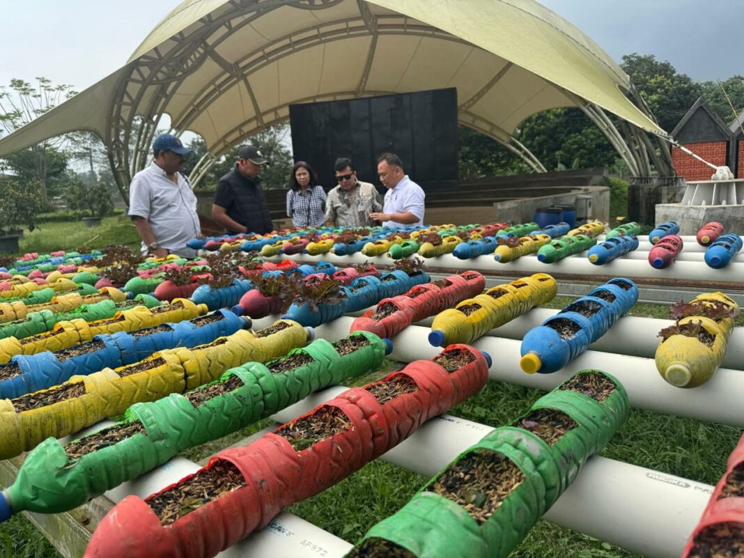 Bupati Taput JTP Hutabarat saat berkunjung ke HOB Farming Bogor, Rabu (21/5/2025).