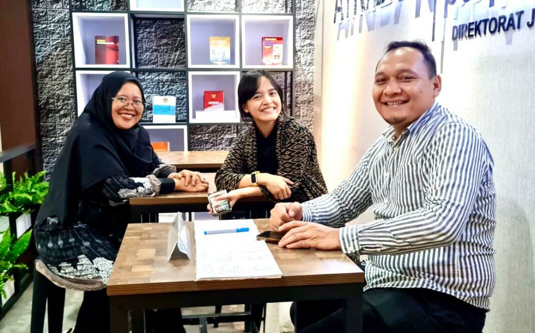 Yubel Sitompul (Asisten Manajer Perizinan PLN UIP Sumbagut) bersama tim dari Kementerian ATR/BPN saat melakukan review progres Izin Kesesuaian Kegiatan Pemanfaatan Ruang (KKPR) untuk pembangunan Gardu Induk 150 kV Subulussalam di Kantor ATR/BPN, Jakarta Selatan.