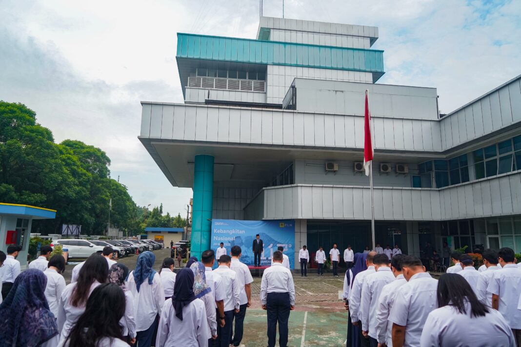 General Manager PLN UIP SBU, Hening Kyat Pamungkas, memimpin upacara bendera dalam rangka peringatan Hari Kebangkitan Nasional ke-117 di halaman kantor PLN UIP SBU, Medan.