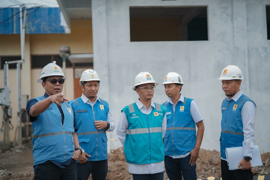 General Manager PLN UIP Sumbagut, Hening Kyat Pamungkas bersama jajaran manajemen meninjau progres pembangunan ekstensi Trafo Bay GIS Glugur di Medan, Selasa (20/5/2025), dalam rangka peringatan Hari Kebangkitan Nasional ke-117.