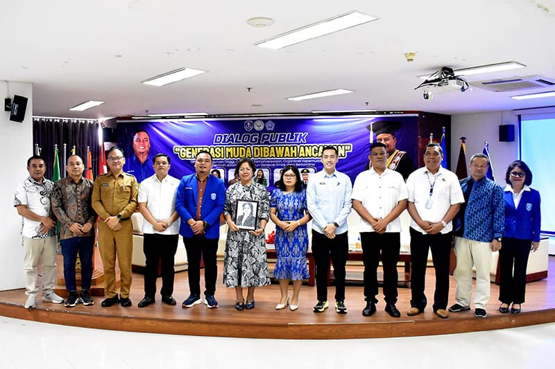 Plt Kepala Diskominfo Sumut Porman Mahulae, Ketua Komite II DPD RI Badikenita Putri Sitepu, serta jajaran narasumber dan panitia berfoto bersama usai dialog publik bertema 'Generasi Muda di Bawah Ancaman' yang digelar di Gedung Pertemuan Digital Library Universitas Negeri Medan (Unimed), Selasa (27/5/2025).